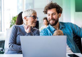 rencontre junior senior dans un espace de coworking