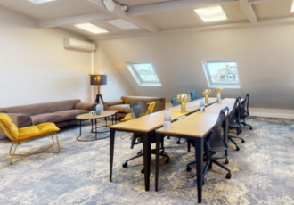 espace bureau opéré modulable et personnalisable au dernier étage du centre de coworking à paris 3 sentier