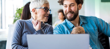 rencontre junior senior dans un espace de coworking