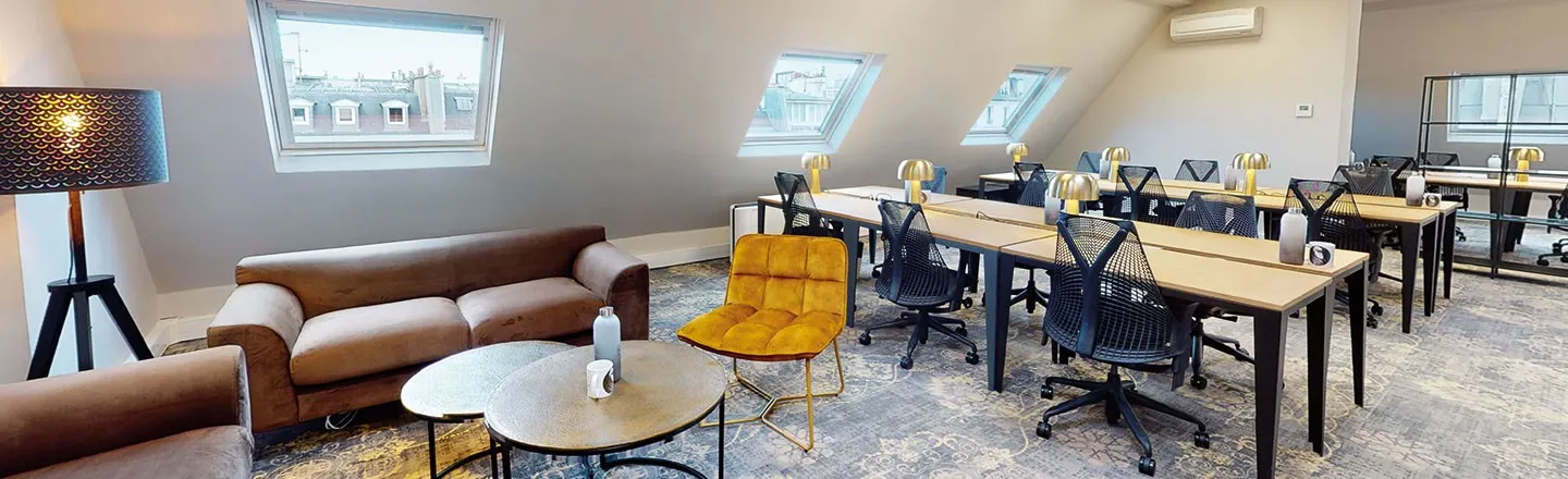 Espace de coworking Mitwit Paris 3 Sentier avec bureaux et plateau privatif lumineux sous les toits, avec fauteuils confortables et ambiance moderne