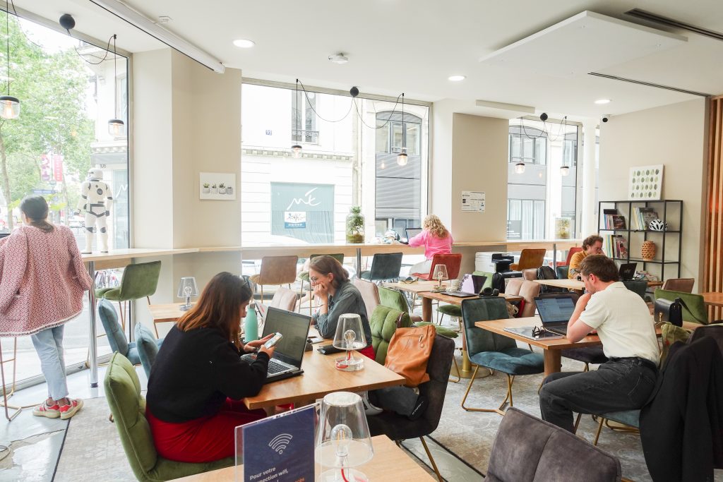sentier coworking lumineux avec grande baie vitrée