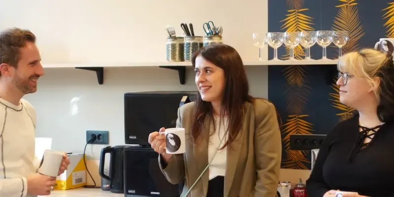 Solutions bureaux coworking moderne, équipe buvant un café
