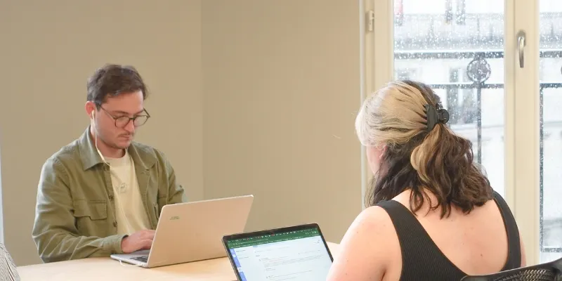 Deux jeunes personnes en train de travailler dans un coworking moderne