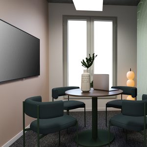 Maquette 3D. Petite salle de réunion de 4 personne avec TV murale, une table ronde autour de laquelle se trouvent 4 chaises. Le mur de droite est un papier peint vert, celui de gauche est une peinture marron et sol est couvert de moquette grise foncé