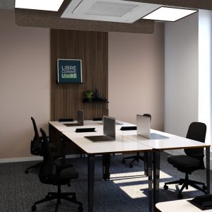 Maquette 3D. Bureau de 4 personnes qui donne d'une part (à gauche) sur une cloison vitrée avec vue sur le couloir, un rideau peut être tiré pour plus de confidentialité et d'autre part sur une fenêtre donnant sur l'extérieur. Des panneaux acoustiques sont au plafond, le mur du fond est beige avec un panneau de lambris en bois foncé. Les 4 postes de travailsont au centre de la pièce collés au mur du fond et une armoire basse se trouve le long de la cloison vitrée.